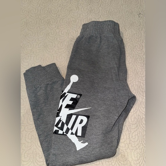 Jordan Kids‎ Gray Joggers - Picture 2 of 3